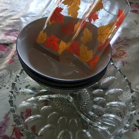 тарелка, стаканы, кесе.