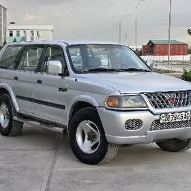 Mitsubishi Montero Sport 2000