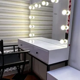 Макияжный стол