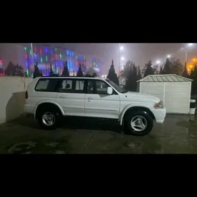 Mitsubishi Montero 2000