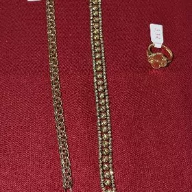 Gyzyl brasletlar we yuzuk