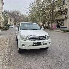 Toyota Fortuner 2010