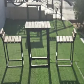 Стол,табуретки,картины