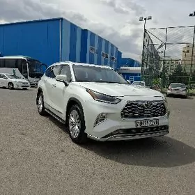Toyota Highlander 2021