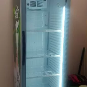 Uğur vitrina holodilnik.