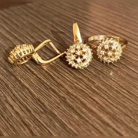 solmaýan kumuş altyn renkinde