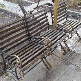 Декоративные скамейки и стол