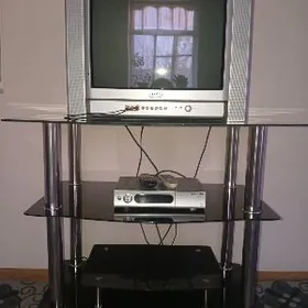 Televizor ve podstavka