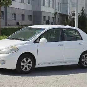 Nissan Tiida 2010