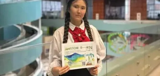 Gazagystanly okuwçy gyz plastik galyndylaryndan ýol gurmagy teklip edýär