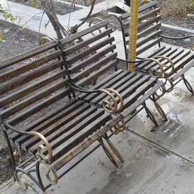 декоративные скамейки и стол