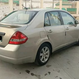 Nissan Tiida 2005