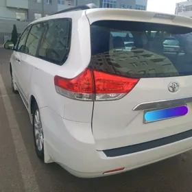 Toyota Sienna 2011