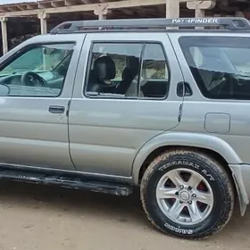 Nissan Pathfinder 2000