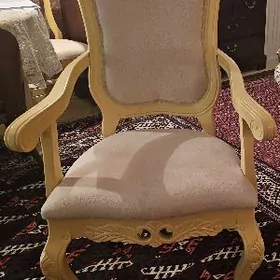 Деревянное кресло