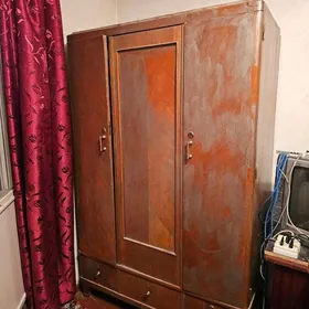 Деревянный шкаф skaf