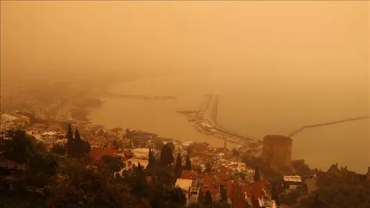 Турецкие города погрузилась в оранжевый туман из-за песчаной бури