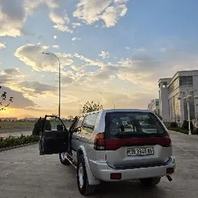 Mitsubishi Montero 2001