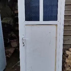 пластиковая дверь,