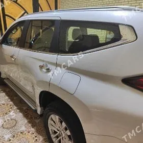 Mitsubishi Pajero 2020