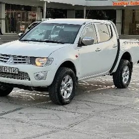 Mitsubishi L200 2013