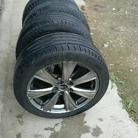 245/45 R18