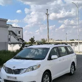 Toyota Sienna 2010
