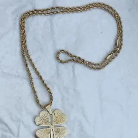 кулон Клевер