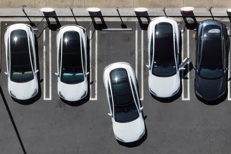 Tesla kompaniýasy BYD-dan öňe geçip, elektromobil ibermek boýunça liderligini yzyna gaýtardy