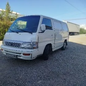 Nissan Urvan 2000