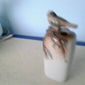 стол стулья банка  и ваза