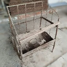 Demir кормушку