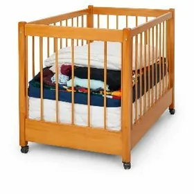 Детская кроватка из дерева на