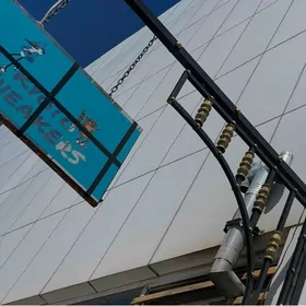 подвесная вывеска магазина