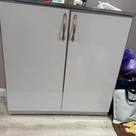 Шкаф полочками