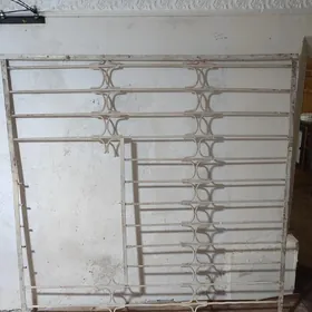 Demir gözenek (reshetka) 2 sany, gyssagly