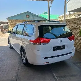 Toyota Sienna 2010