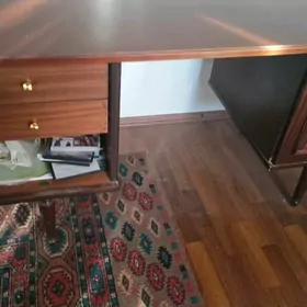 Письменный стол в хорошем состоянии, полированный