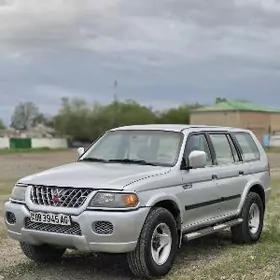 Mitsubishi Montero 2000