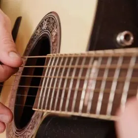 Gitara hem-de dutar öwredýän