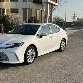 Toyota Camry Hybrid 2024