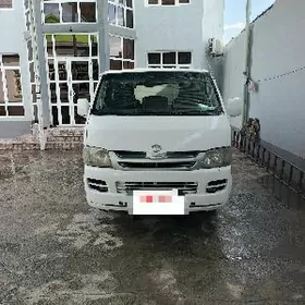 Toyota Hiace 2005
