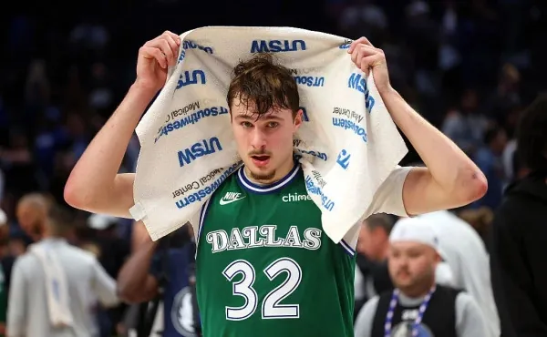 19 ýaşly basketbolçy NBA-nyň taryhynda ilkinji gezek 50-den köp utuk toplady