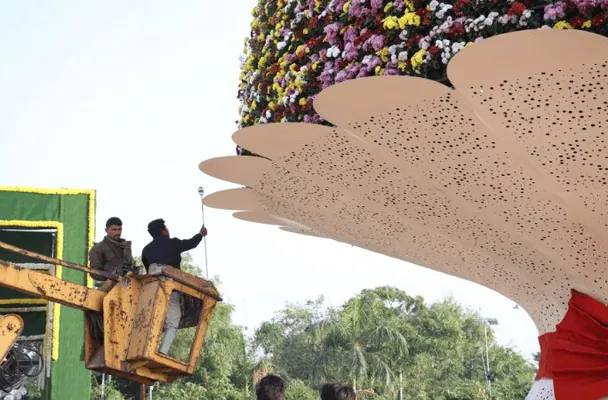 В Индии создали самый большой в мире букет из 11 700 цветов - img 2