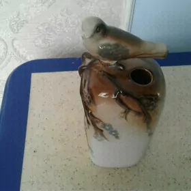 стол стулья ваза банка темное