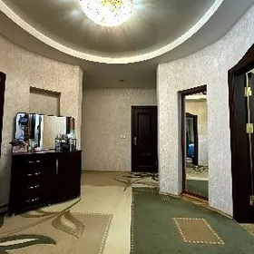 МИР 6 1 ЭТАЖ З КОМ КВАДРАТ ПРИ