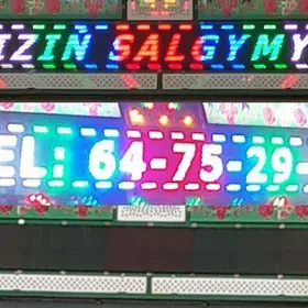 Led banner hat yazyan cyra rek