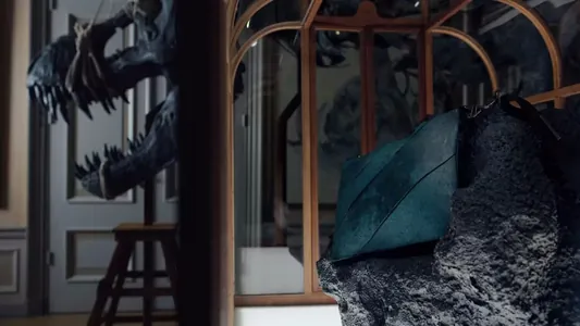 Ученые воссоздали кожу тираннозавра: из нее уже изготовили сумку