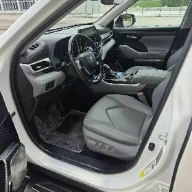 Toyota Highlander 2021