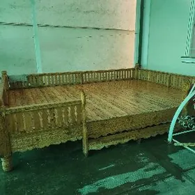 Satlyk tapçan. Тапчан.